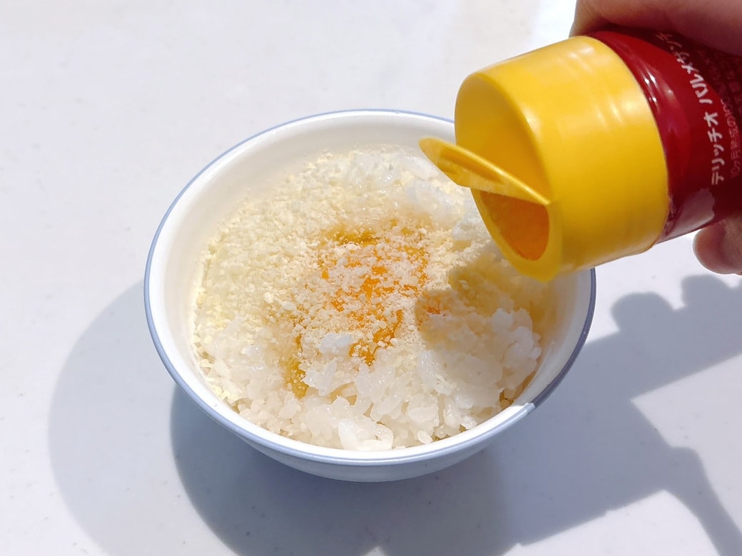 粉チーズをかける