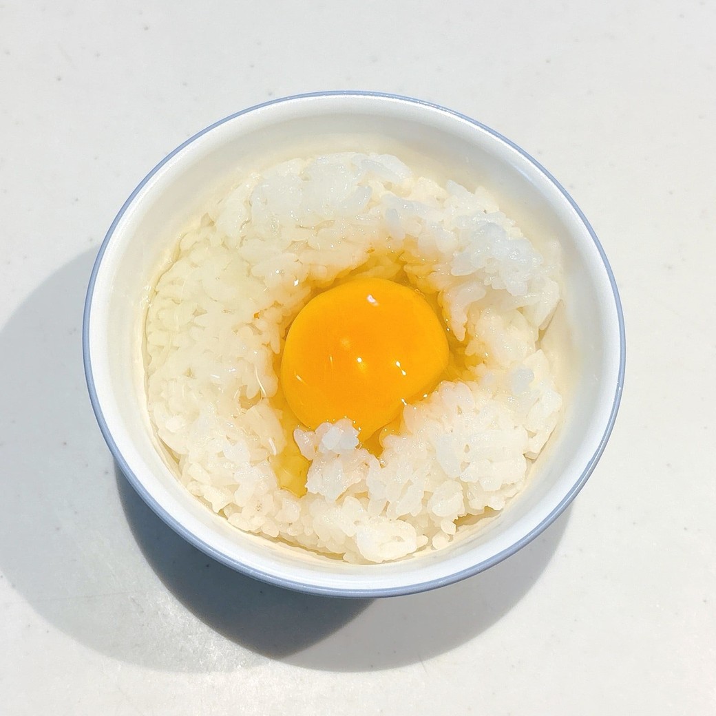 ごはんの真ん中に卵を割り入れます