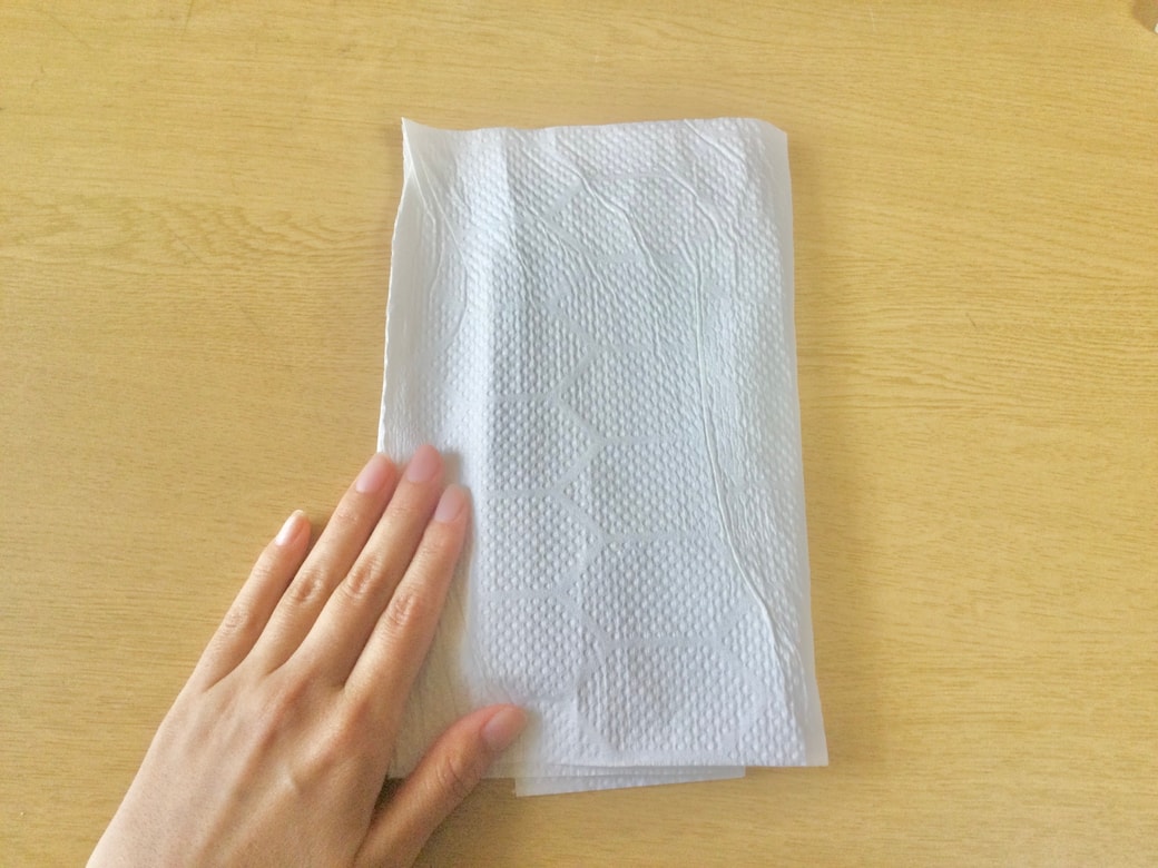 本をキッチンペーパーで挟む