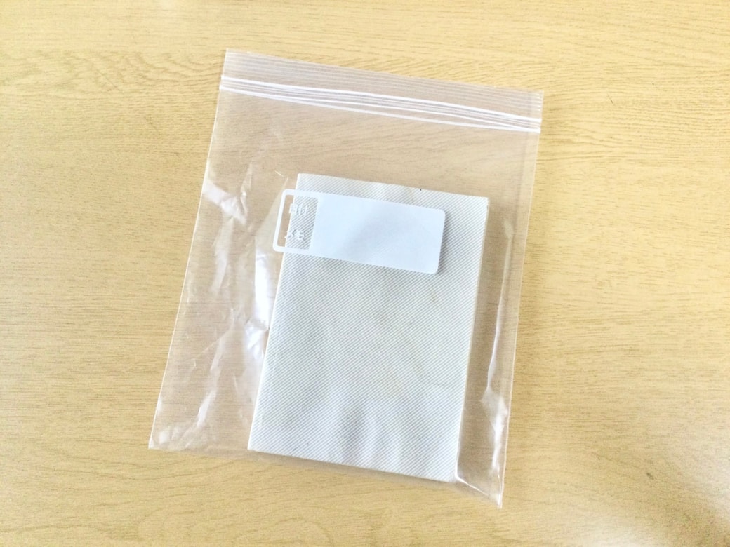 本をチャック付き袋に入れる