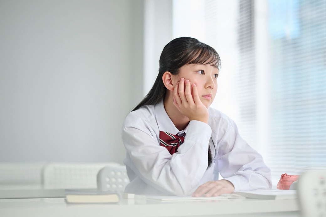 遠くを見る子ども