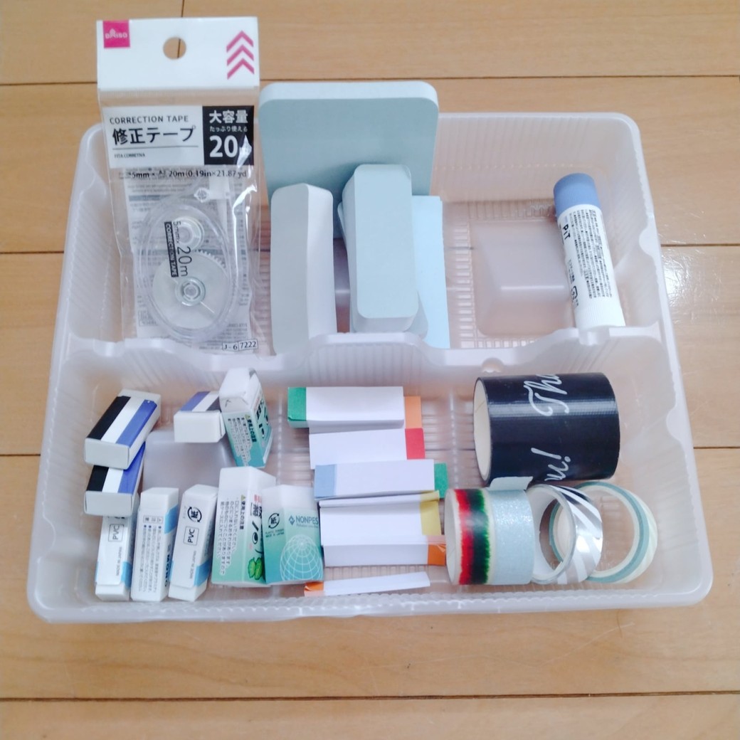 文房具を入れた容器