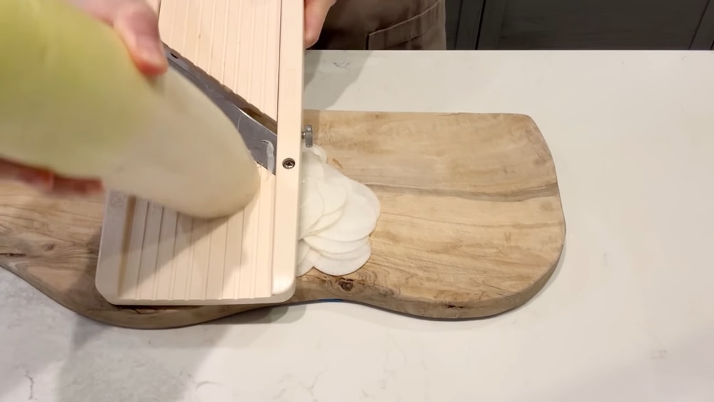 スライスする大根