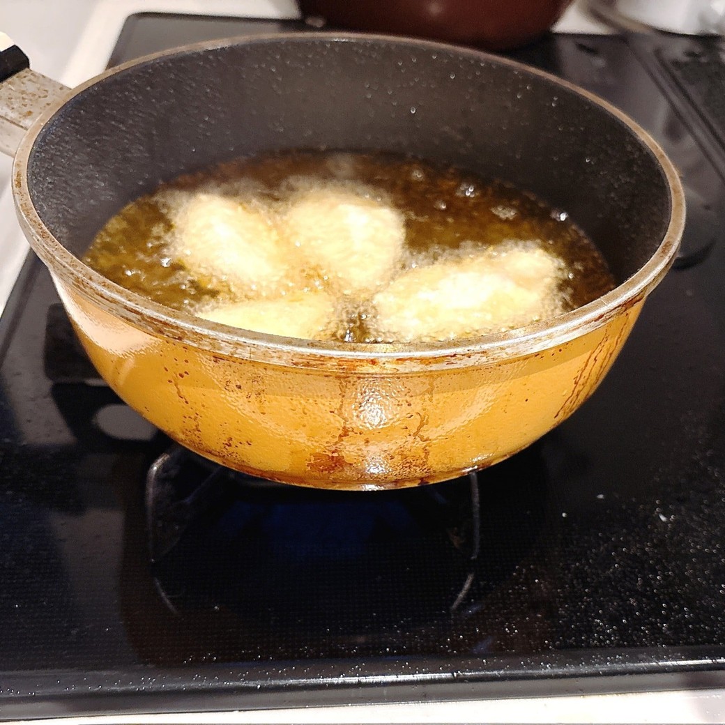 揚げ物中は油はねでコンロが汚れる