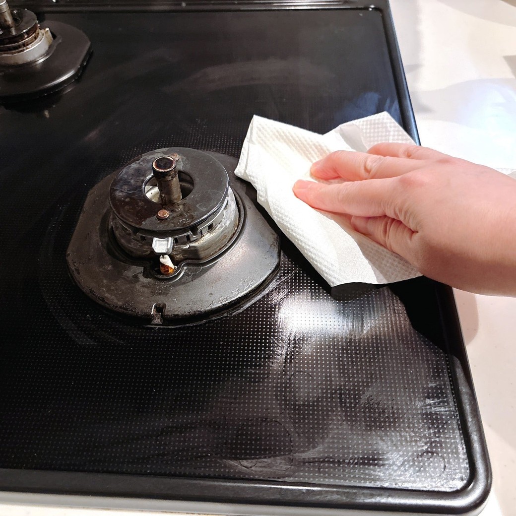 乾いたキッチンペーパーで拭き取る