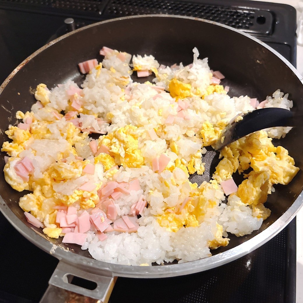 ハムも入れて炒め合わせる