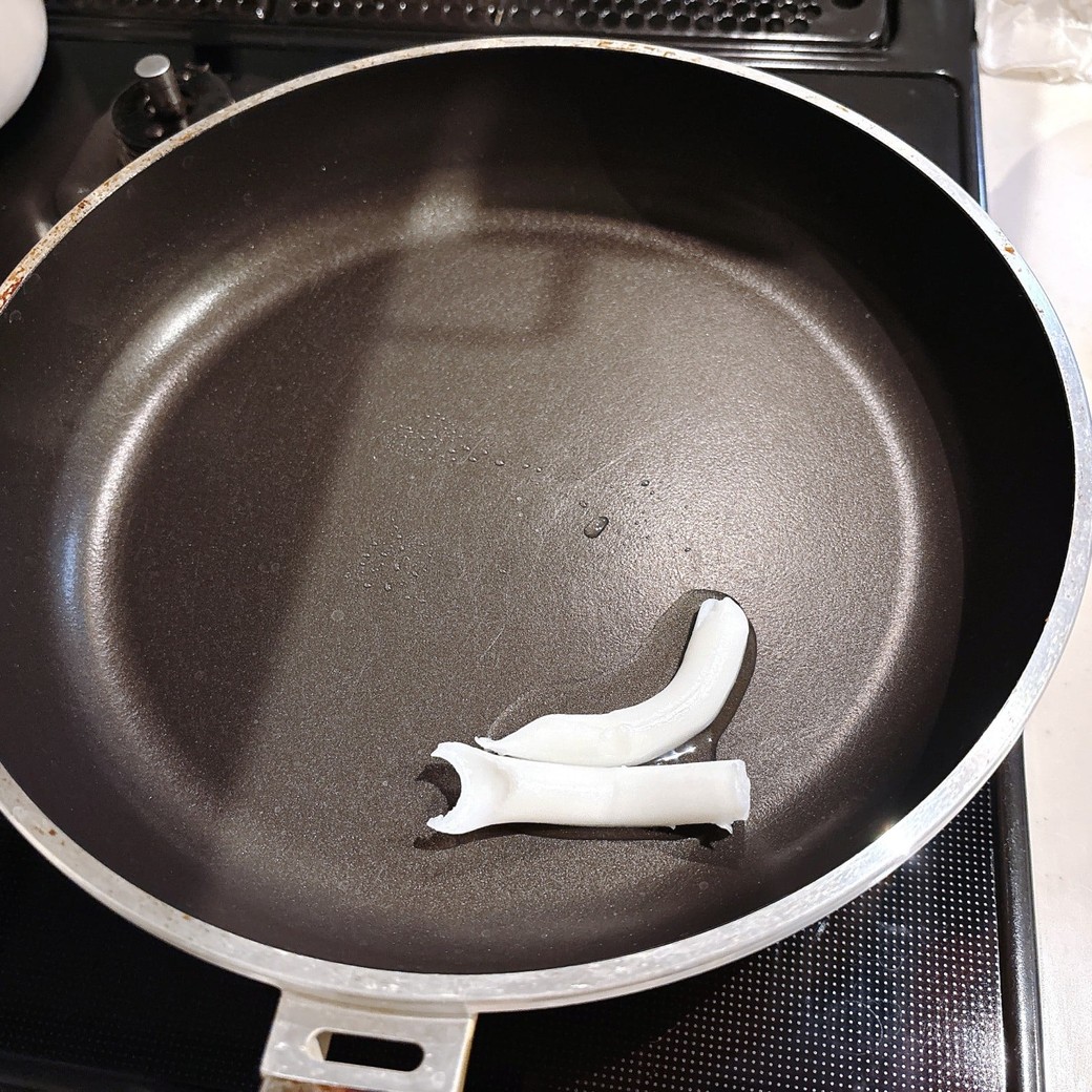 ラードをフライパンに入れる