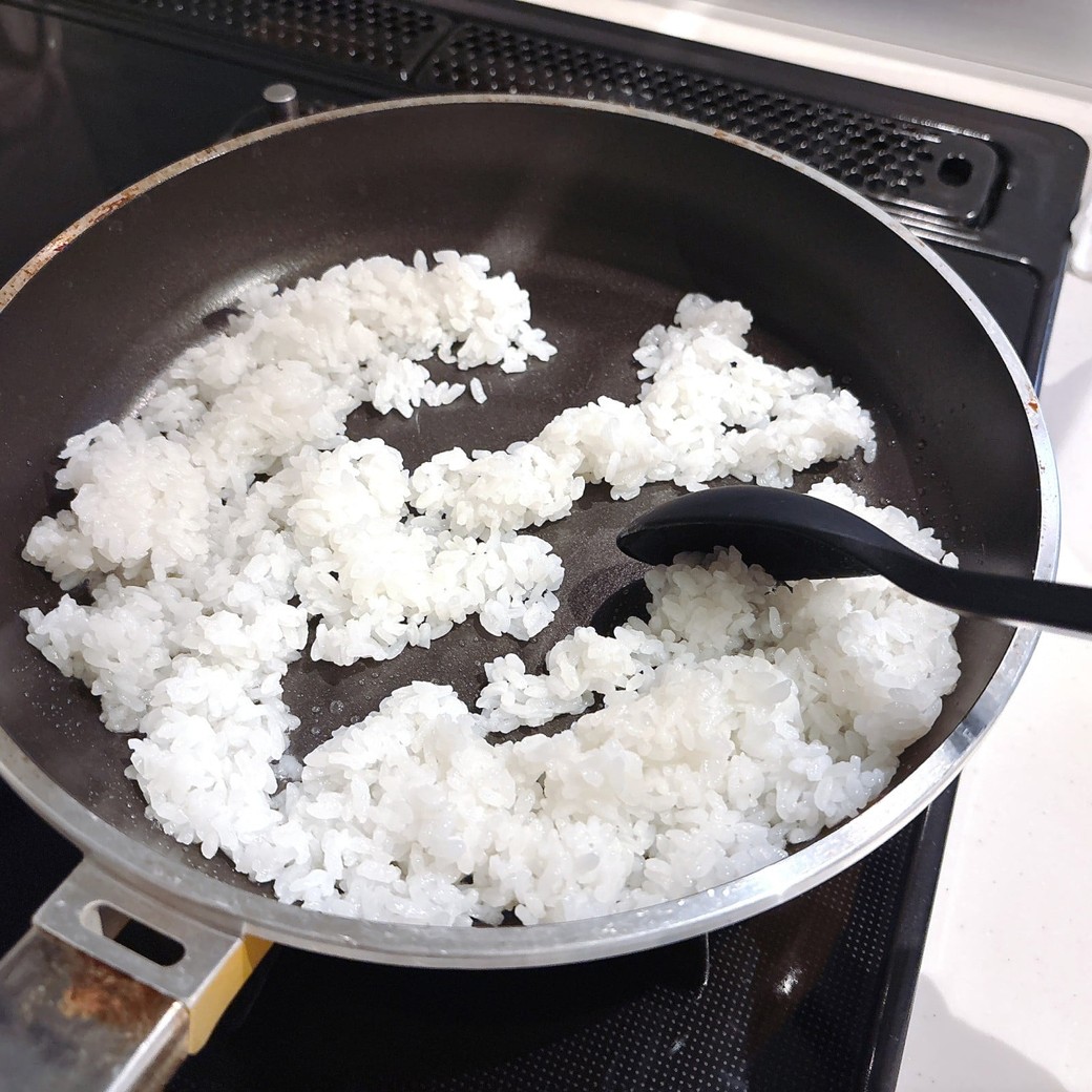 ごはんをラードで炒める