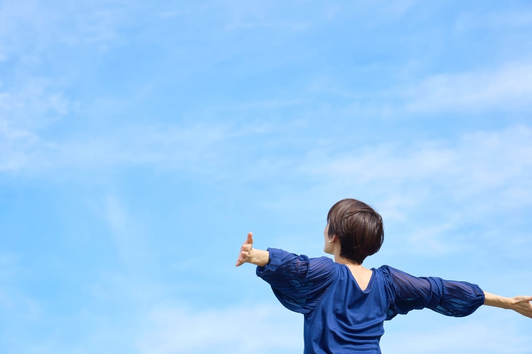 深呼吸する女性