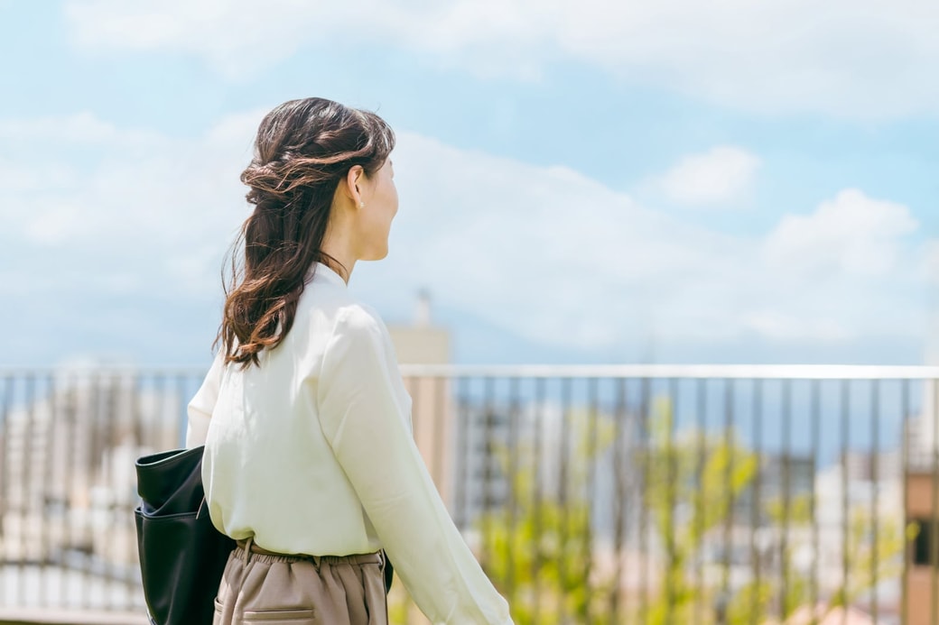 青空の下を歩く