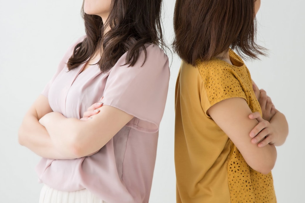 けんかする女性