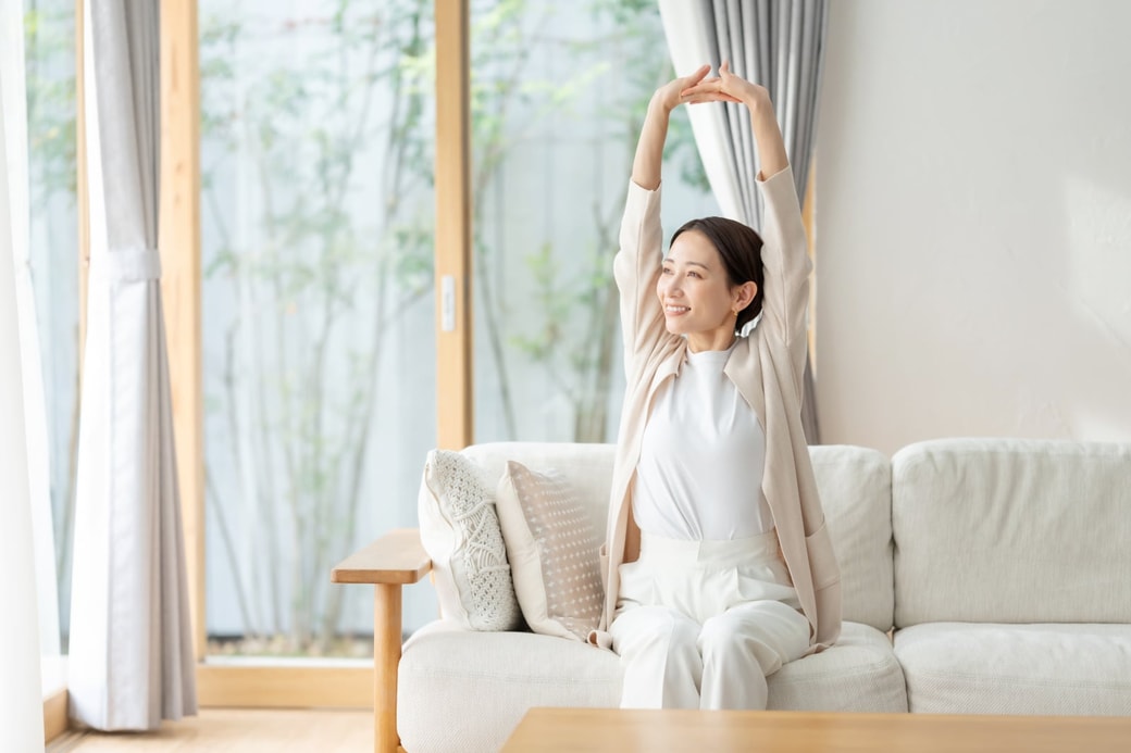 背伸びする女性
