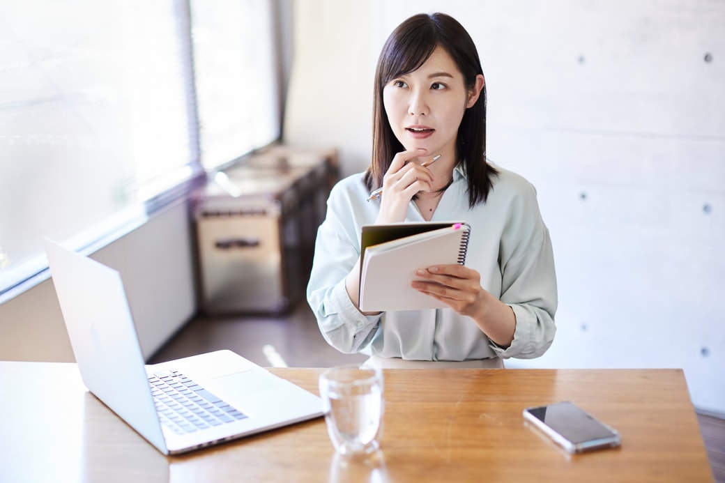 メモをする女性