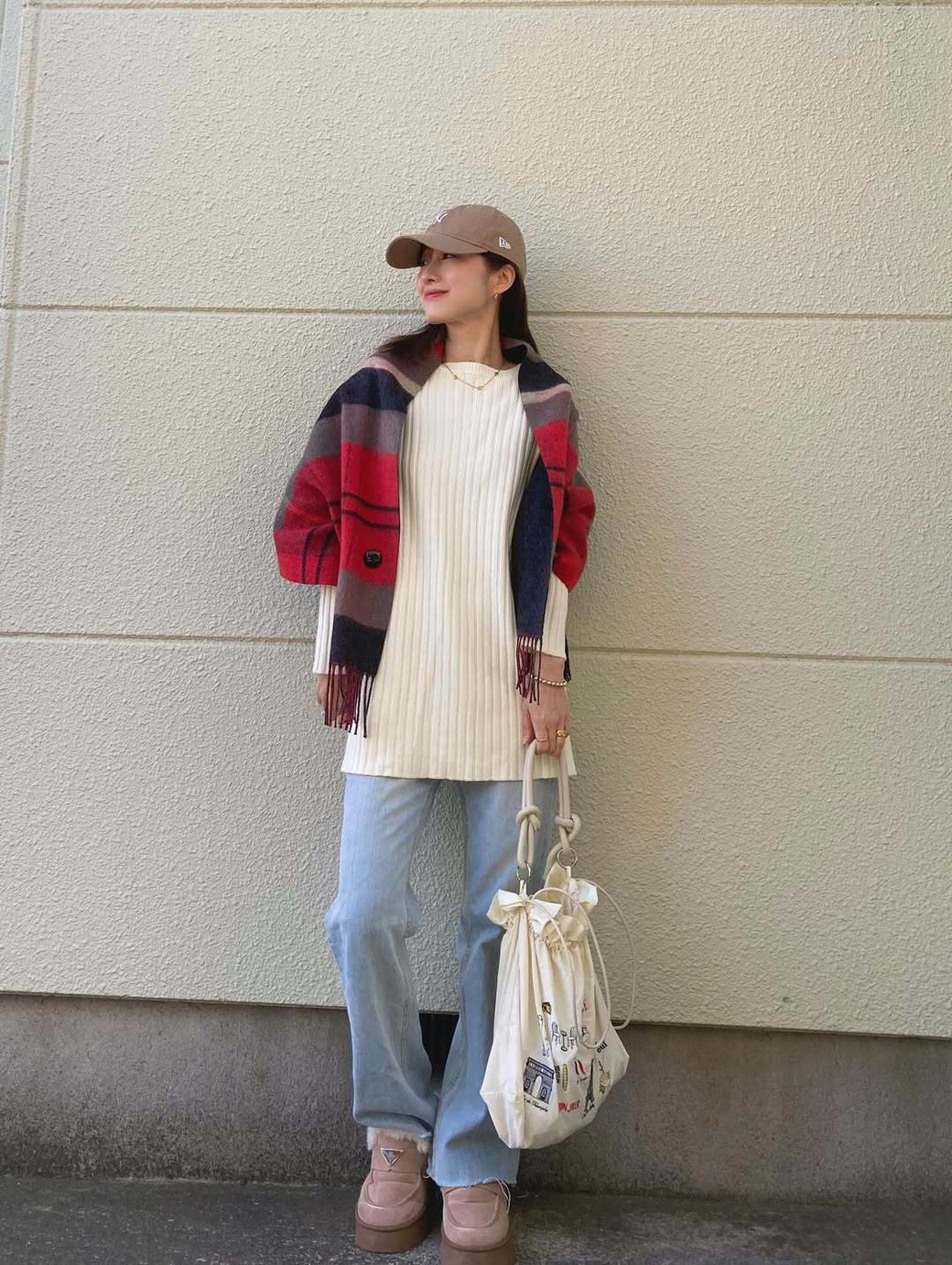 大判のチェックのストールで雰囲気を一新させて。