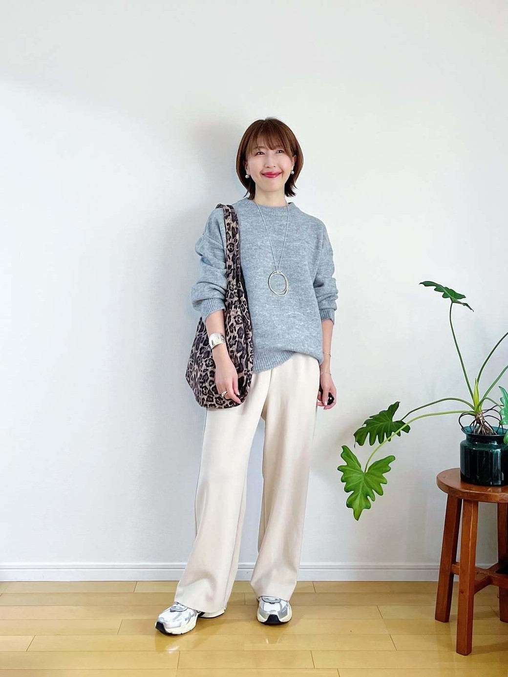 上品なシンプルコーデにバッグでアクセントを。