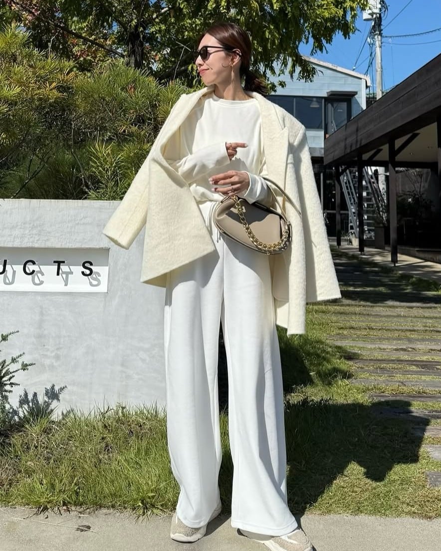 大人にぴったりの、ホワイトワントーンコーデ。
