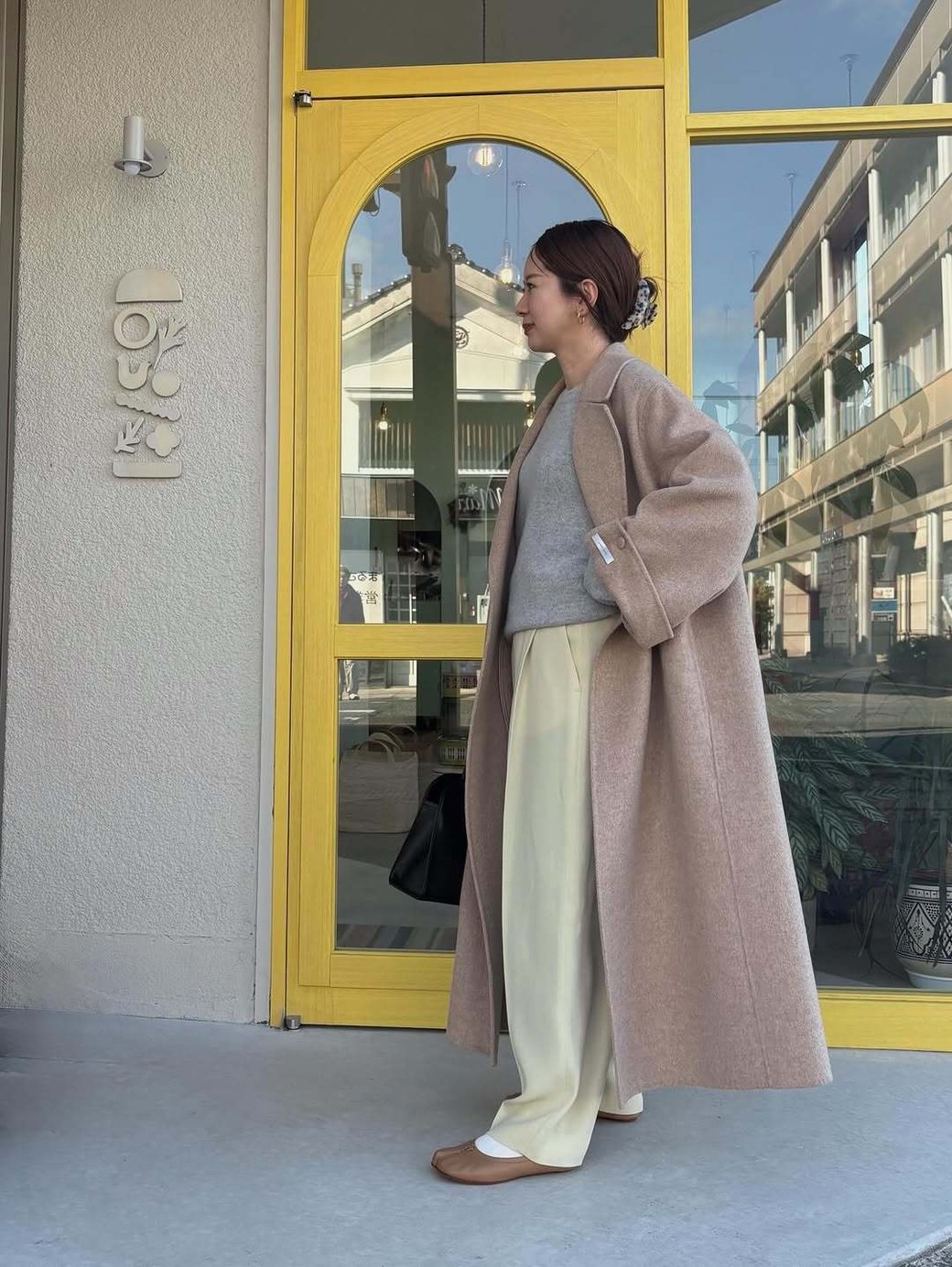 淡色コーデに白パンツがマッチ。