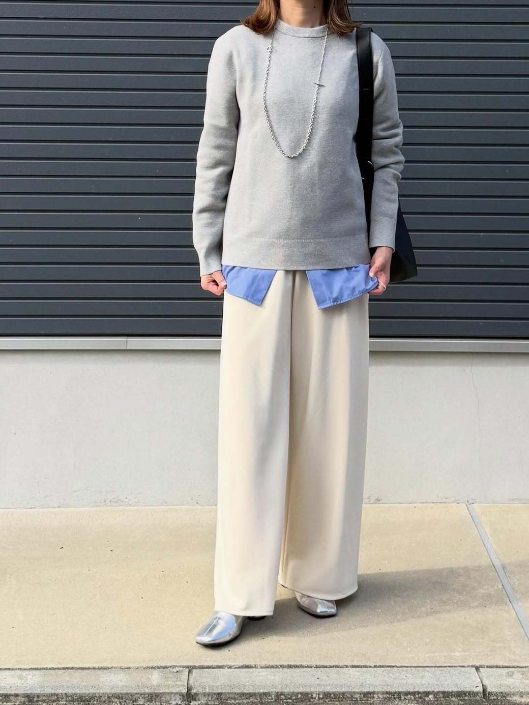 ブルーのシャツのレイヤードで、1ランク上のおしゃれコーデに。