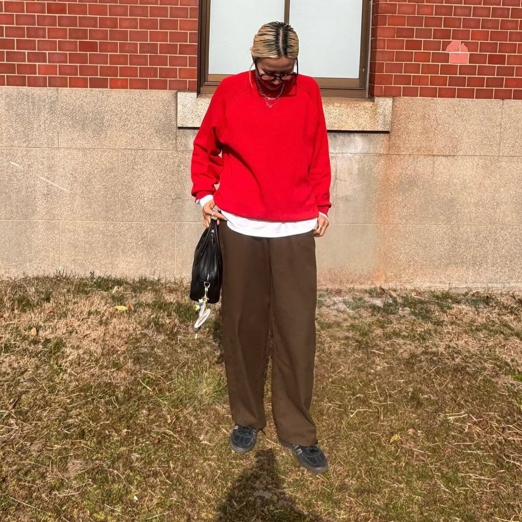 主張の強い赤を、白のレイヤードで中和させて。