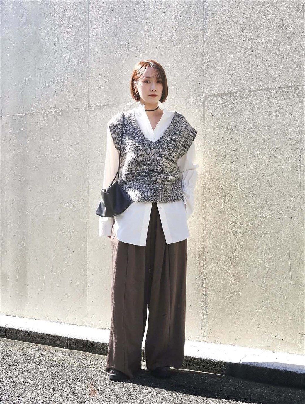 ショート丈のベストとビッグシルエットのシャツのレイヤードでおしゃれ上級者に。