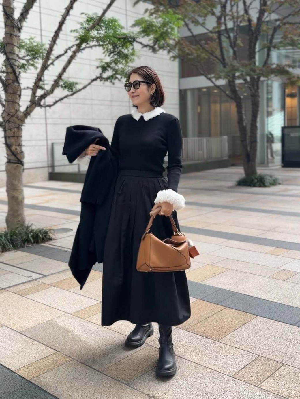 襟や袖のデザインで、スカートだけを目立たせないバランスコーデ。