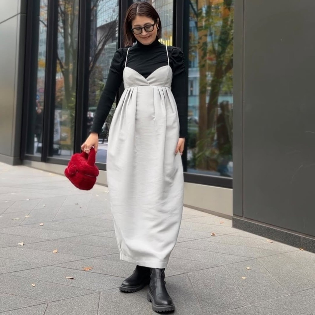 バルーンシルエットのデザインでお腹まわりをカモフラージュ。