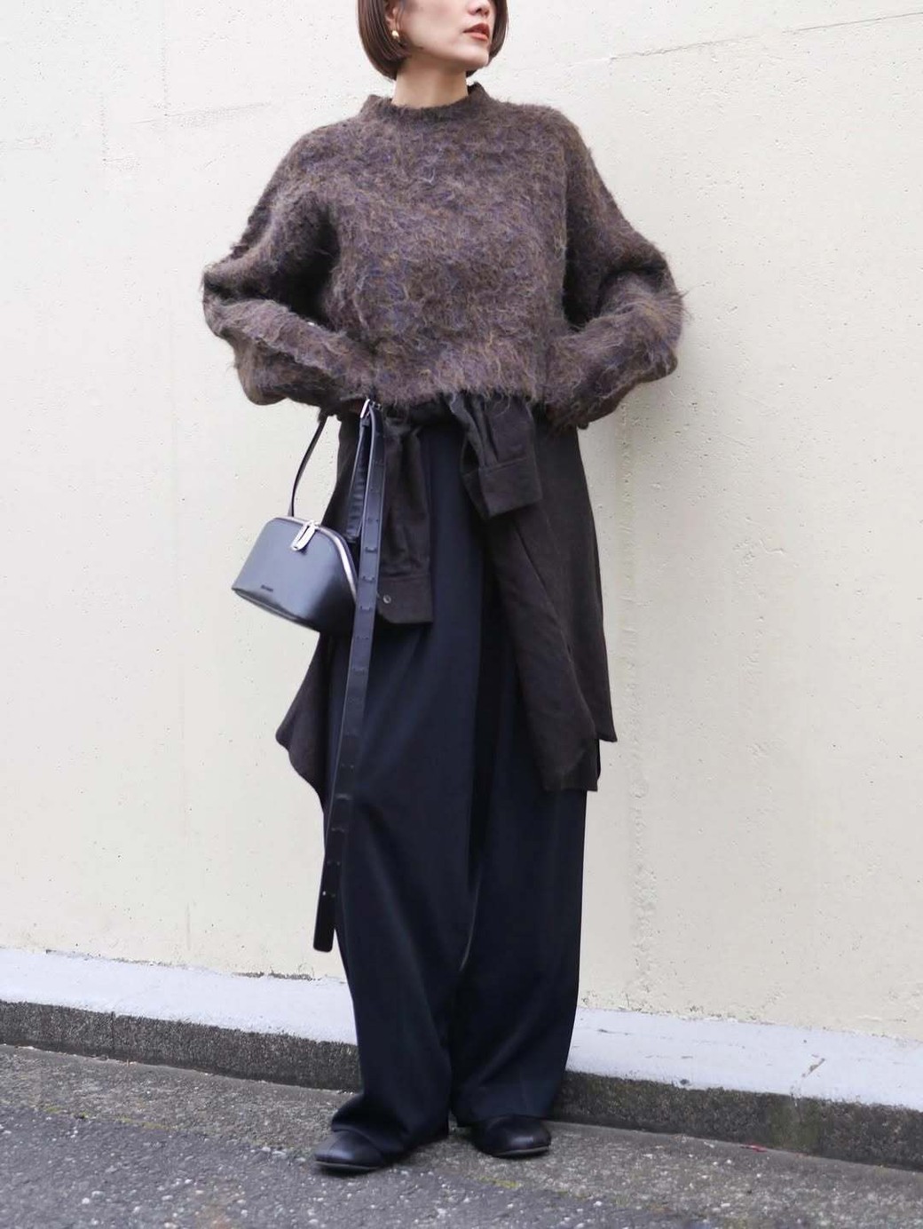 ウールのシャツなので、ニットと組み合わせても浮かないのがポイント◎。