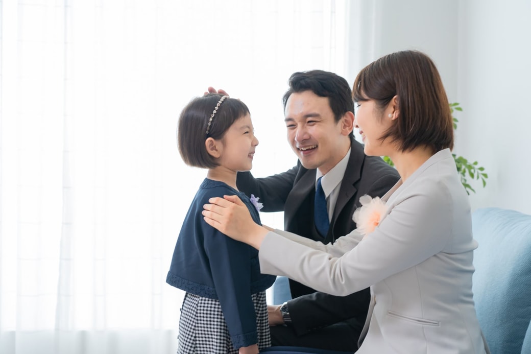 入学を祝う家族