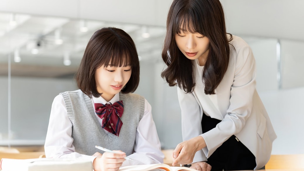 勉強する女子学生