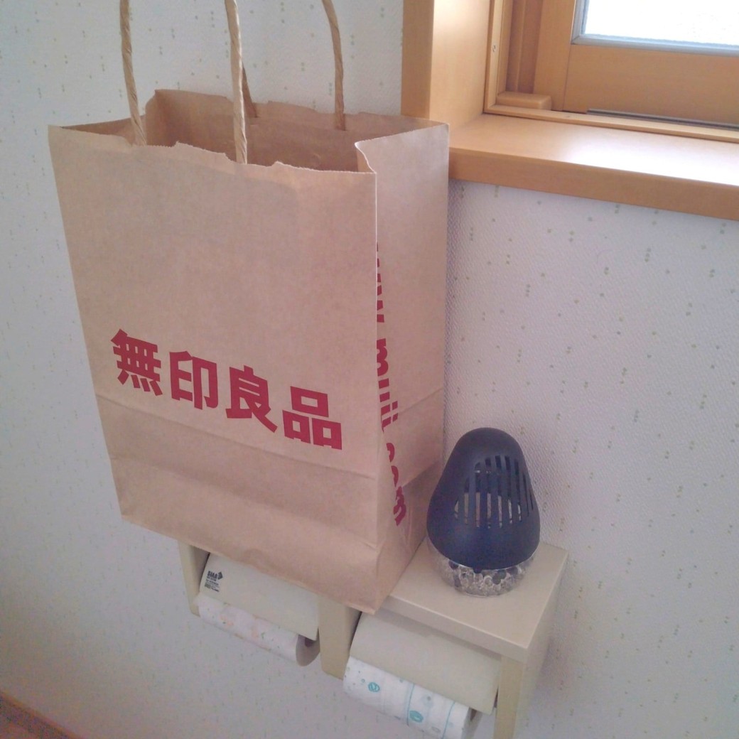 トイレ掃除グッズを入れた無印良品の紙袋