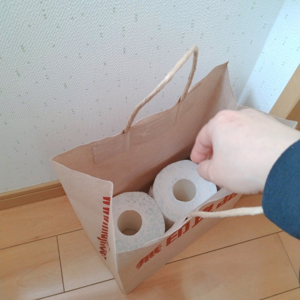 トイレットペーパーが入った無印良品の紙袋