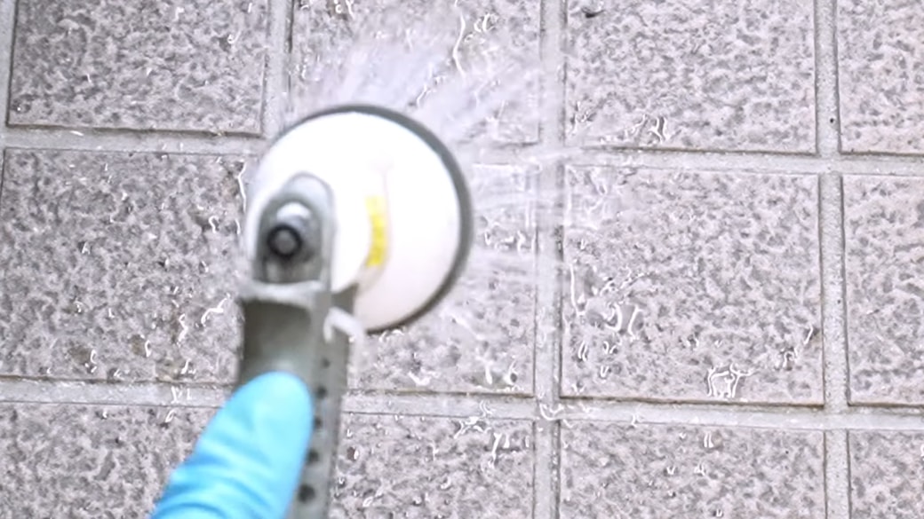 玄関に水を流す人