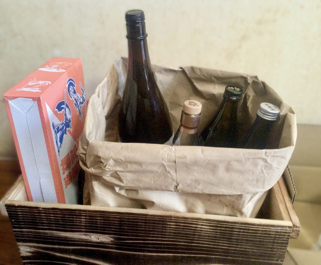 調味料の瓶や酒瓶、鍋ぶたの仕切り収納になる