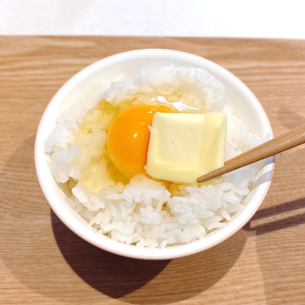 ごはんの上にバターをのせる
