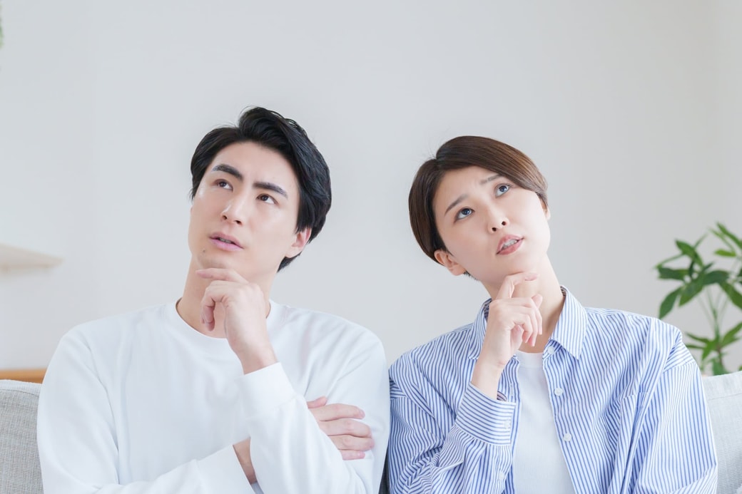考える夫婦