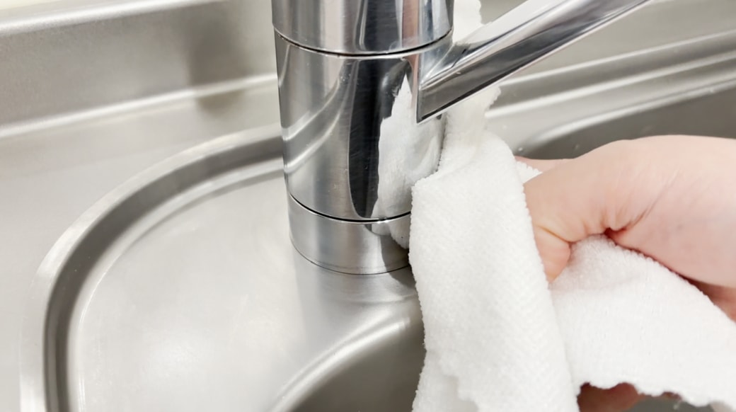 乾拭きをして仕上げる