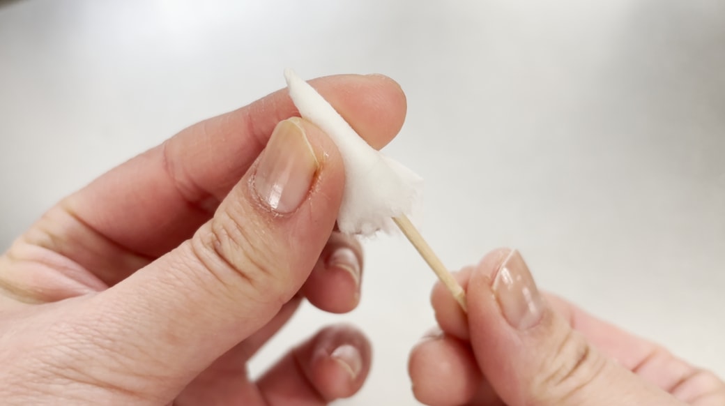 爪楊枝にキッチンペーパーを巻く