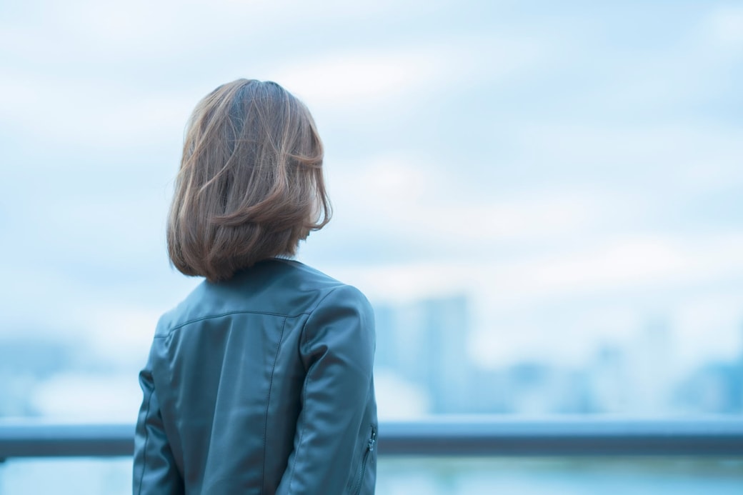 物思いに耽る女性