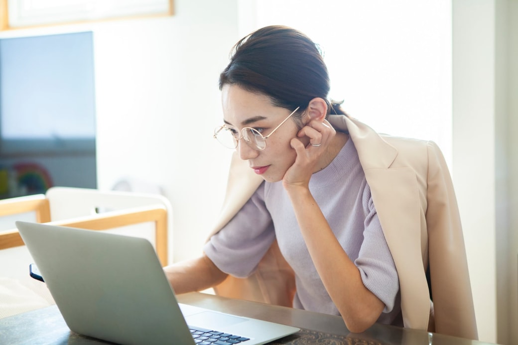 仕事をする女性