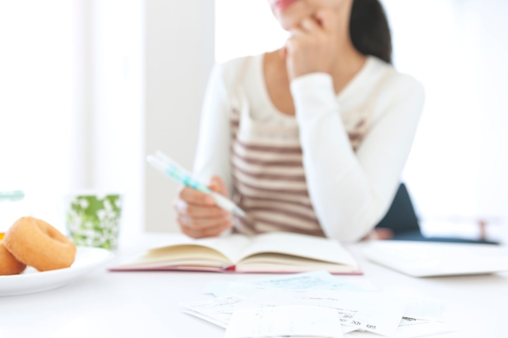 家計簿をつける女性