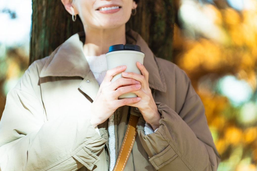 コーヒーで一息つく女性
