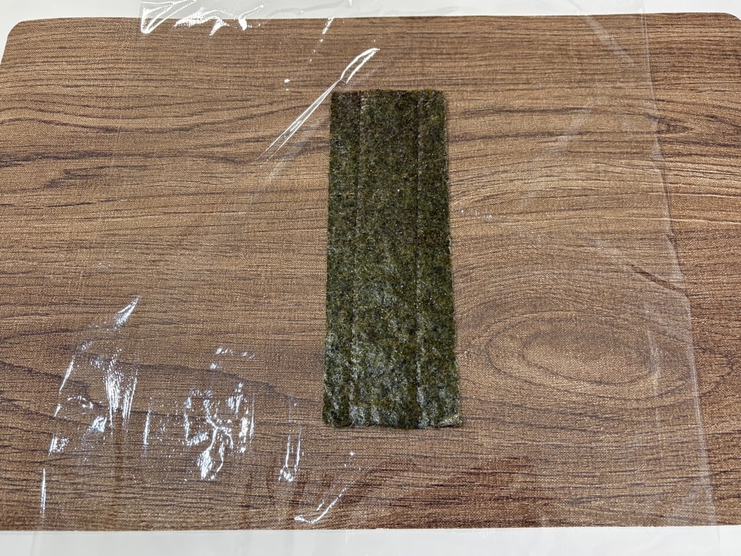 ラップの上に海苔を置く