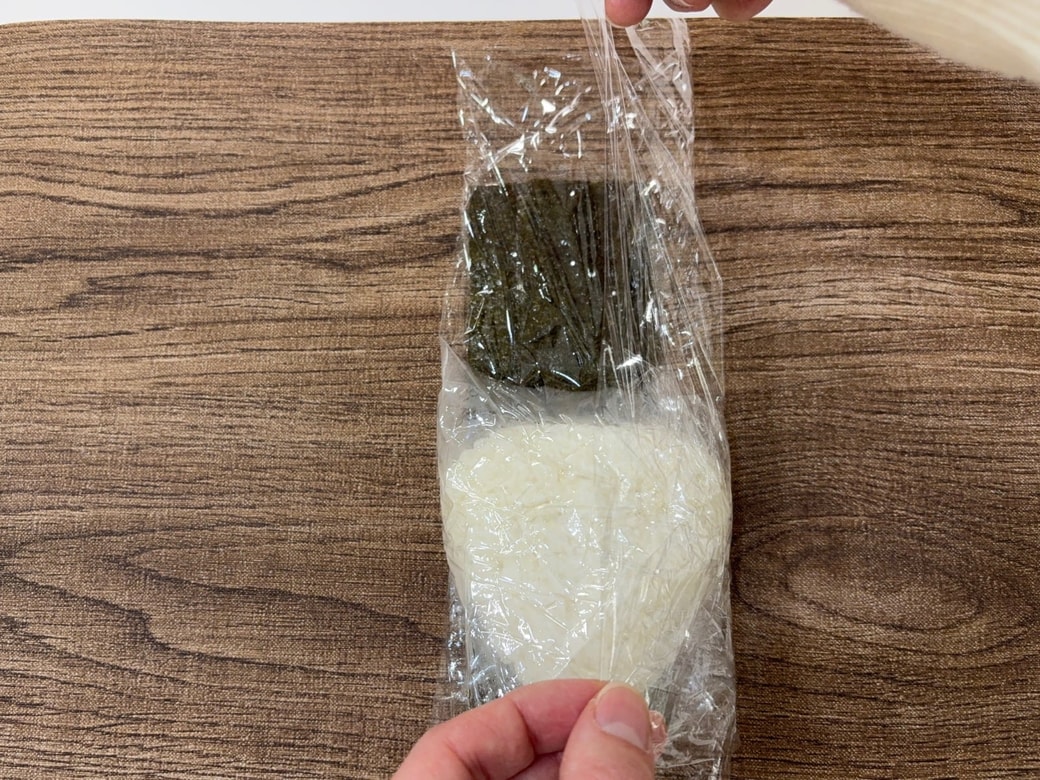 左右のラップを中央に向かってたたむ