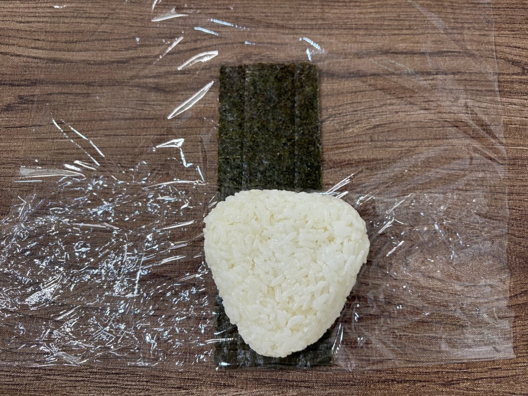 おにぎりの三角のトップが手前にくるように置く