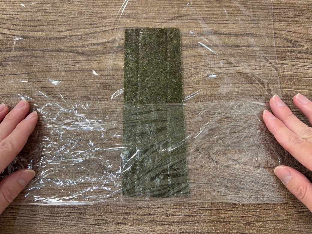 手前のラップを上に1回折り返す