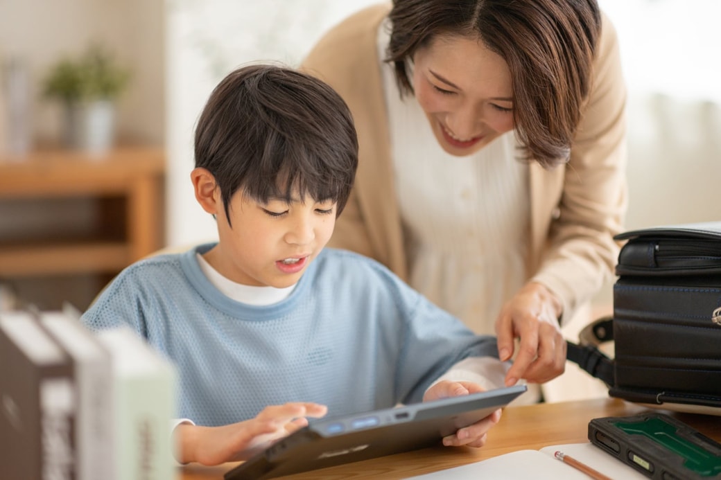 タブレットを見る親子