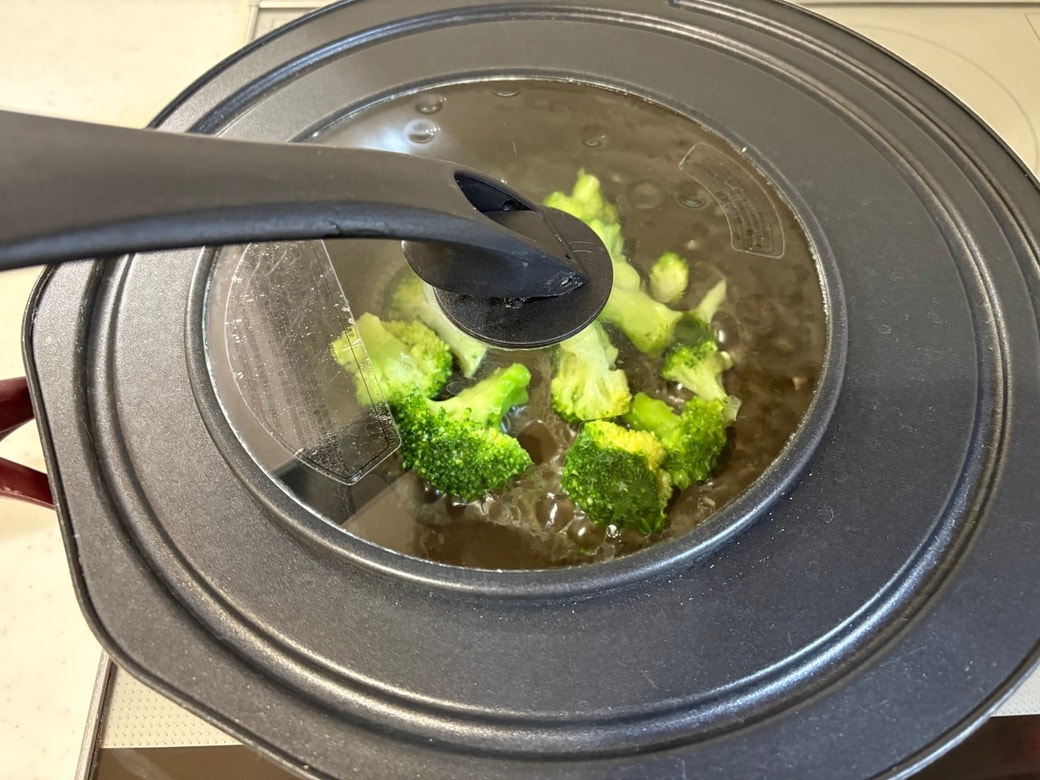 中火にかけてふつふつしてきたらフタをする