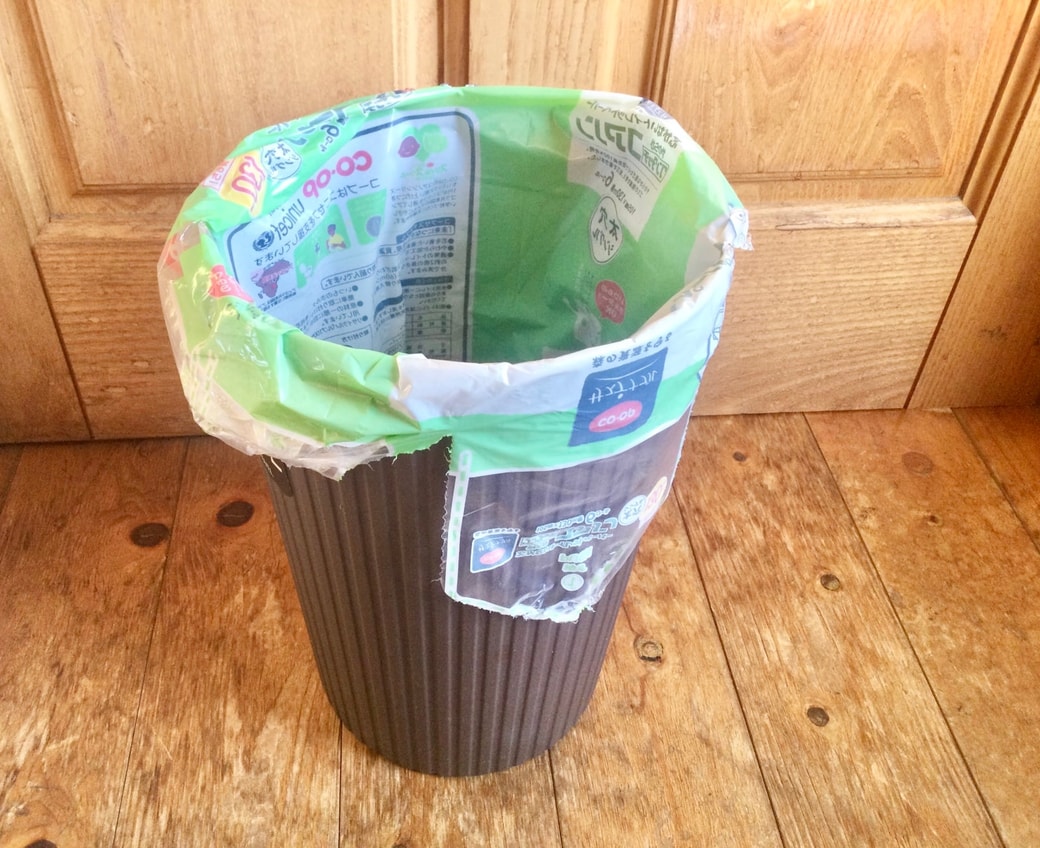 トイレットペーパーの袋をゴミ袋として再利用