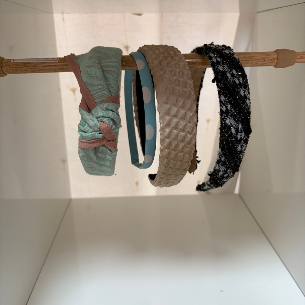 カチューシャを突っ張り棒にかけているところ