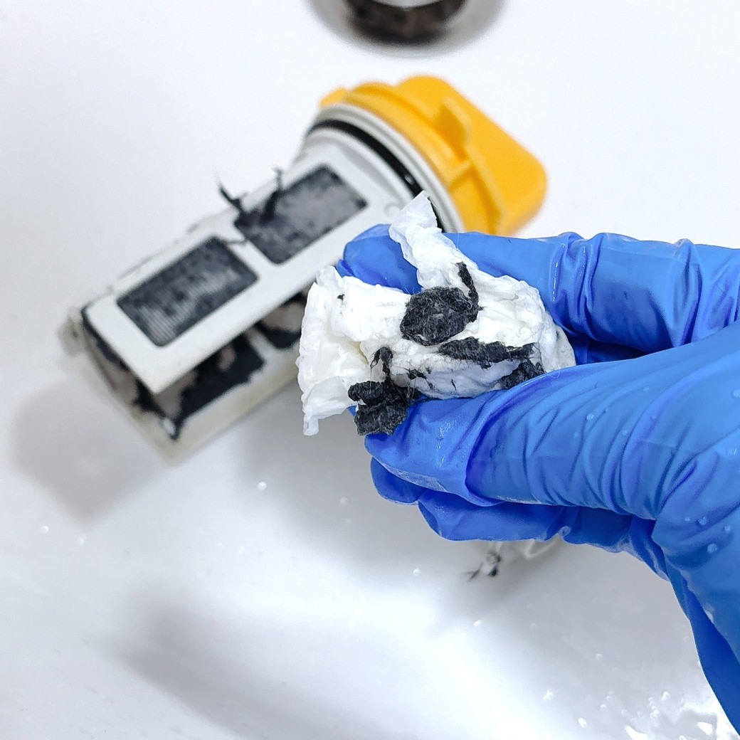 異物トラップの汚れを取り除く